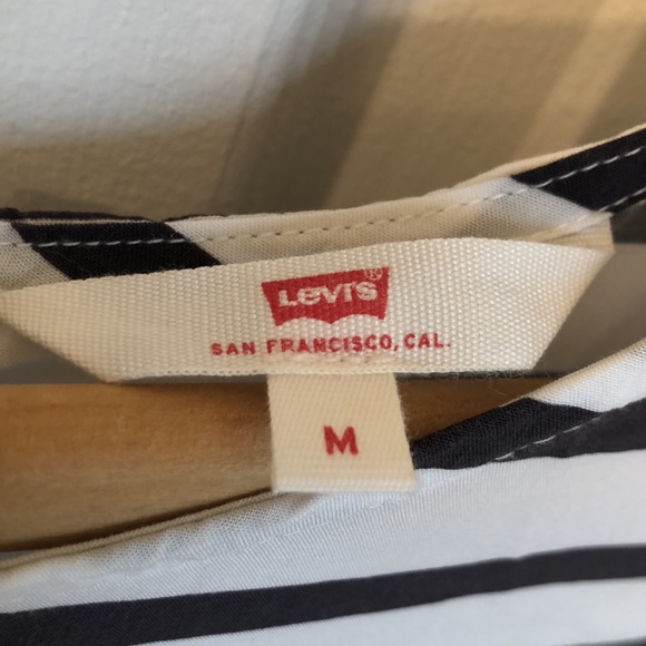 Levi’s W’s short sleeve, zippered back 100% Viscose top ~ med ~ sits at waist - Picture 5 of 10